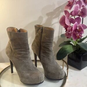 POUR LE VICTOIRE GRAY SUEDE BARDOT SIDE ZIP PLATFORM BOOTIES